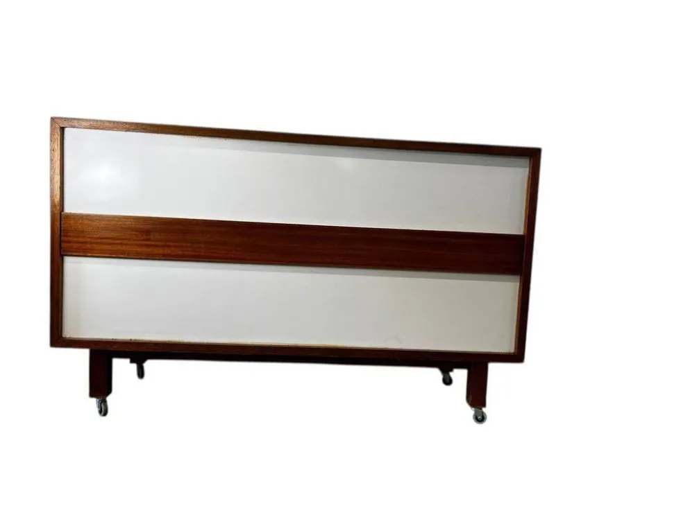 Comptoir de magasin vintage en bois sur roulettes