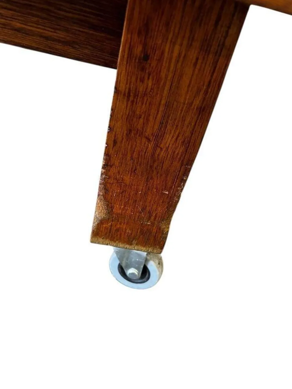 Comptoir de magasin vintage en bois sur roulettes