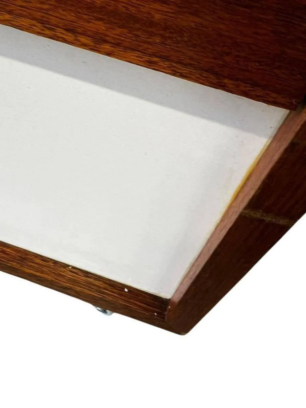 Comptoir de magasin vintage en bois sur roulettes