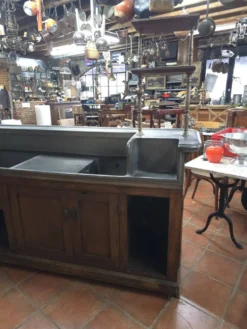 Comptoir d'estaminet en chêne avec plateau et bacs en étain