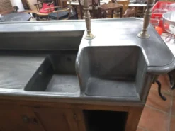 Comptoir d'estaminet en chêne avec plateau et bacs en étain
