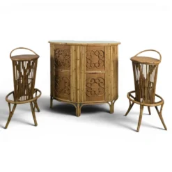 Comptoir et tabourets en bambou et rotin