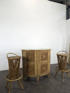 Comptoir et tabourets en bambou et rotin
