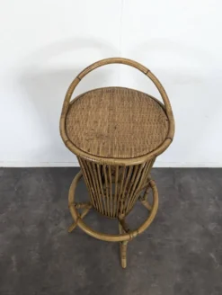 Comptoir et tabourets en bambou et rotin