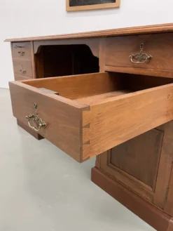 Comptoir ou bureau en noyer années 50