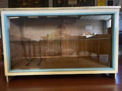 Comptoir/vitrine de magasin vintage en bois : projet de design