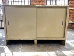 Comptoir/vitrine de magasin vintage en bois : projet de design