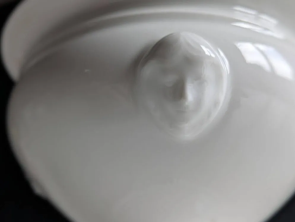 Confiturier à porcelaine blanche à pâtes de lions et mascarons.XIX e