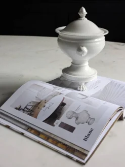 Confiturier à porcelaine blanche à pâtes de lions et mascarons.XIX e