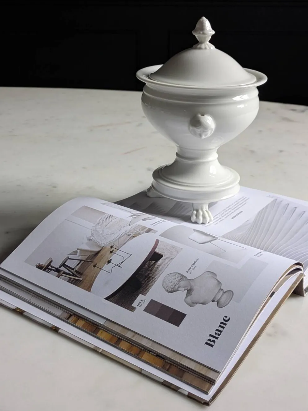 Confiturier à porcelaine blanche à pâtes de lions et mascarons.XIX e