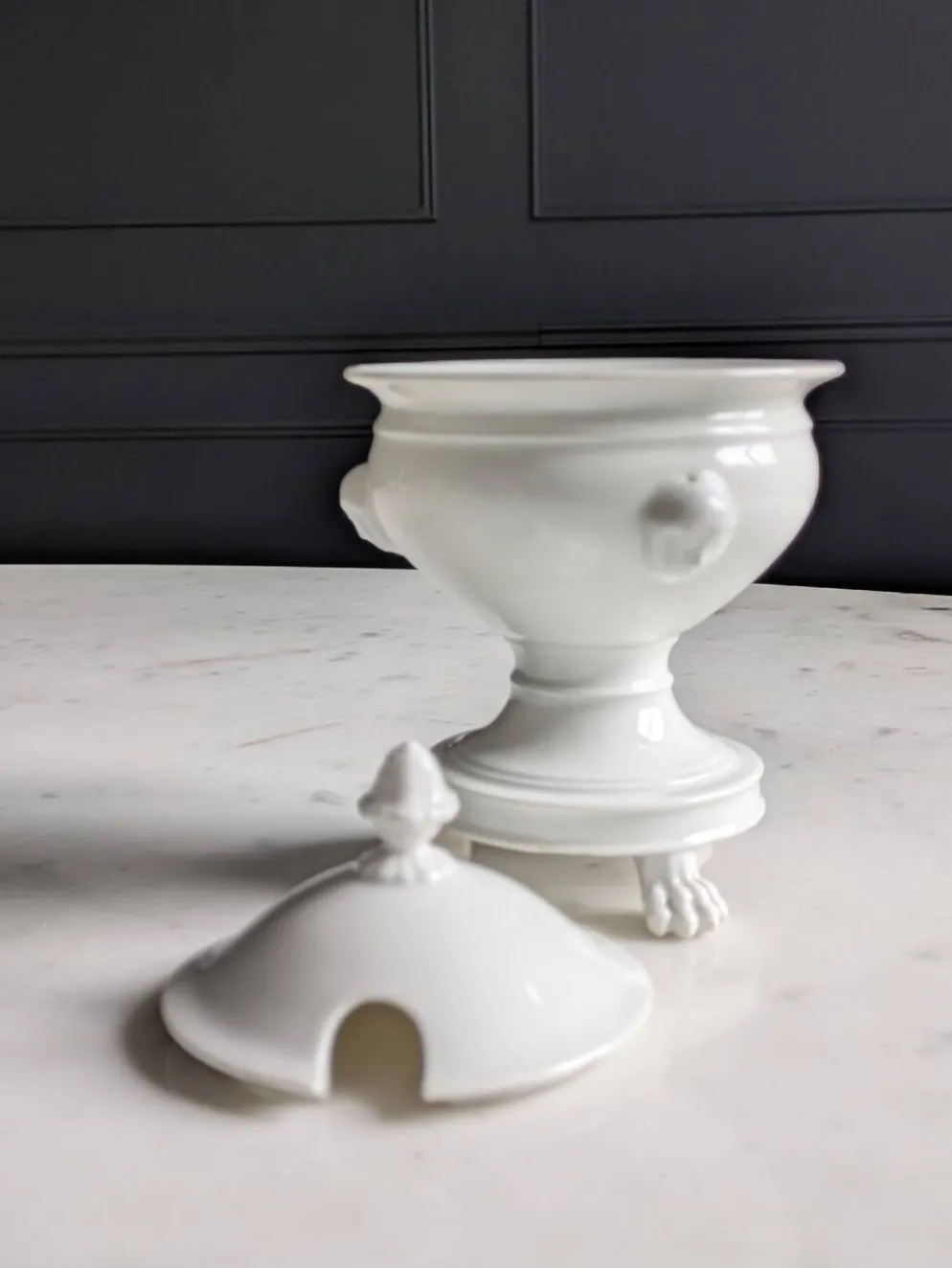 Confiturier à porcelaine blanche à pâtes de lions et mascarons.XIX e