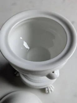 Confiturier à porcelaine blanche à pâtes de lions et mascarons.XIX e