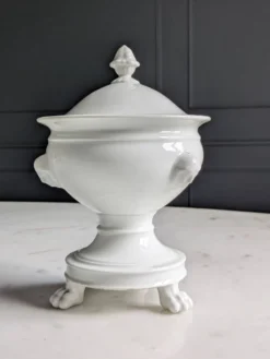 Confiturier à porcelaine blanche à pâtes de lions et mascarons.XIX e