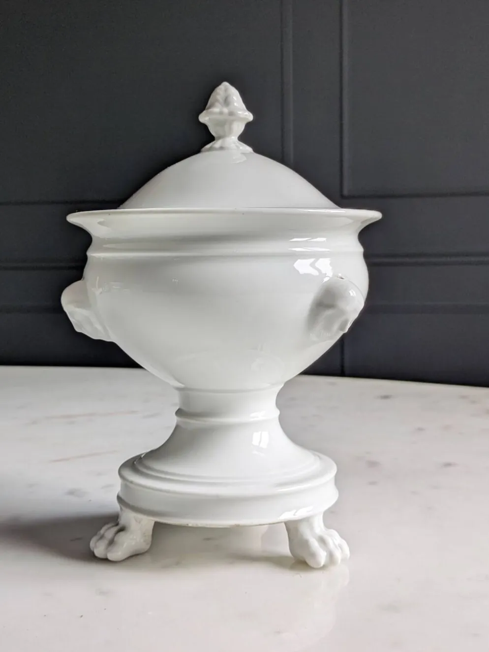 Confiturier à porcelaine blanche à pâtes de lions et mascarons.XIX e