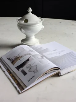 Confiturier à porcelaine blanche à pâtes de lions et mascarons.XIX e