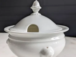 Confiturier à porcelaine blanche à pâtes de lions et mascarons.XIX e