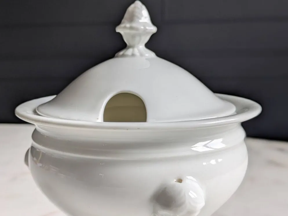 Confiturier à porcelaine blanche à pâtes de lions et mascarons.XIX e