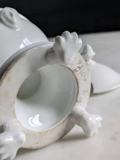 Confiturier à porcelaine blanche à pâtes de lions et mascarons.XIX e