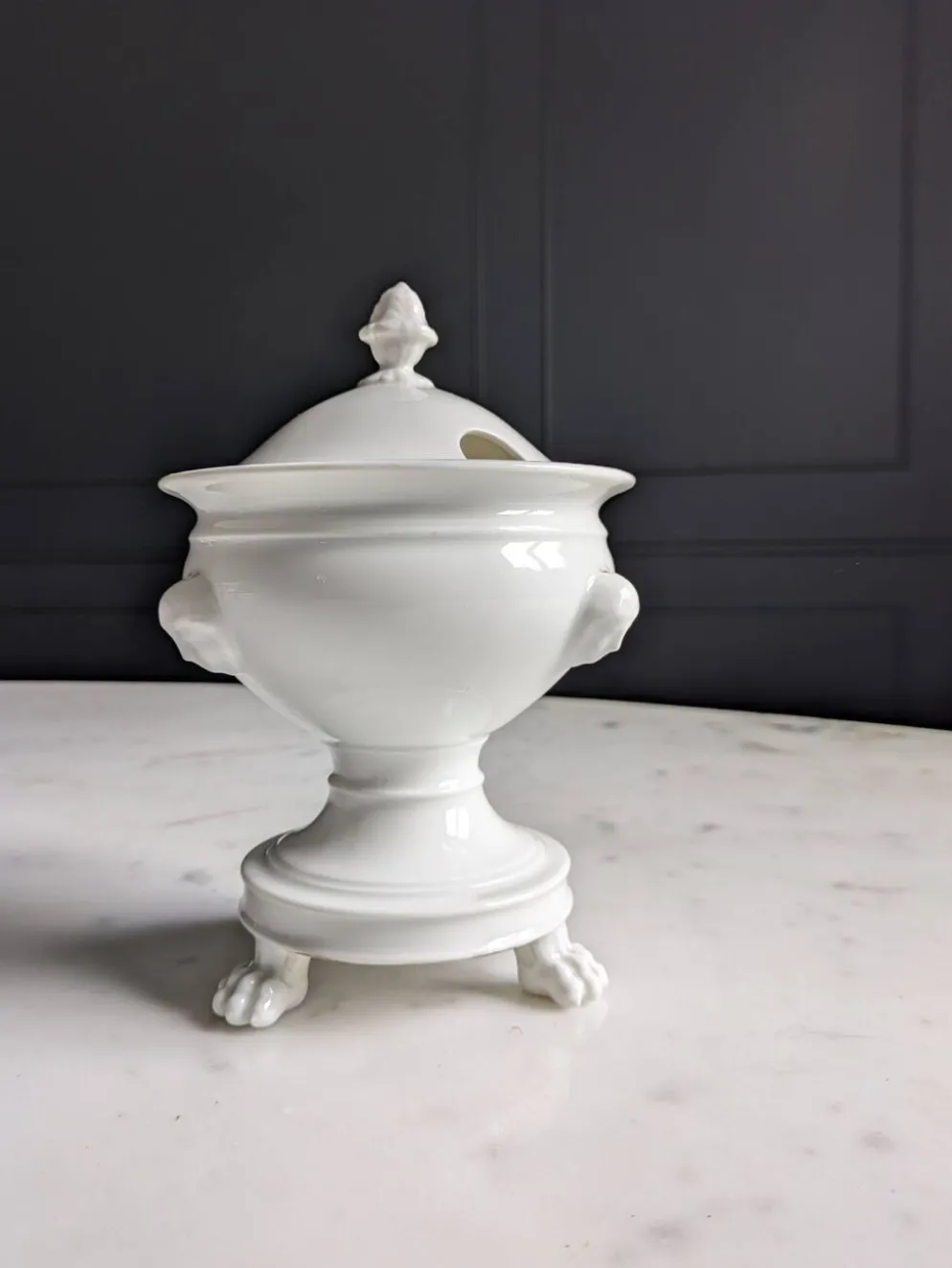 Confiturier à porcelaine blanche à pâtes de lions et mascarons.XIX e