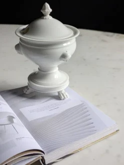 Confiturier à porcelaine blanche à pâtes de lions et mascarons.XIX e