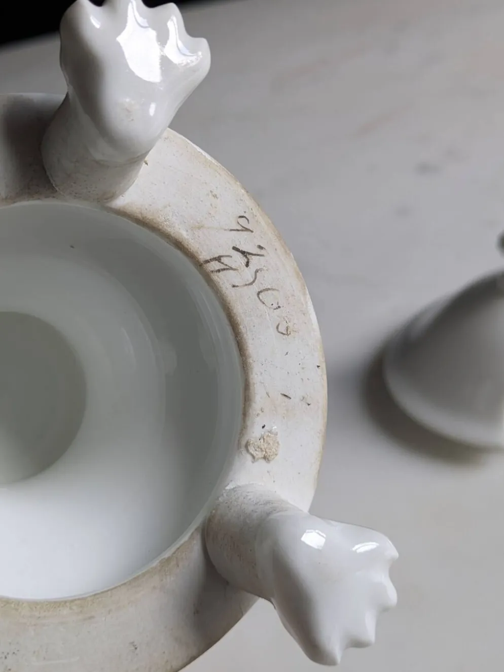 Confiturier à porcelaine blanche à pâtes de lions et mascarons.XIX e