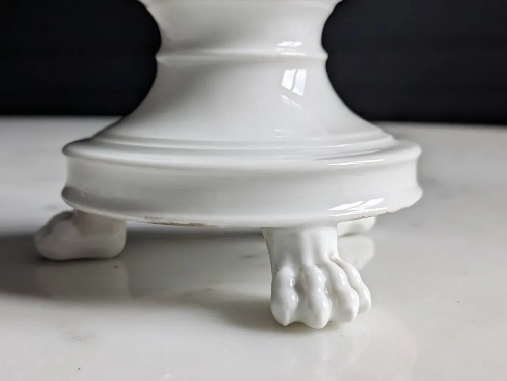 Confiturier à porcelaine blanche à pâtes de lions et mascarons.XIX e