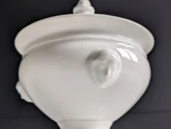 Confiturier à porcelaine blanche à pâtes de lions et mascarons.XIX e