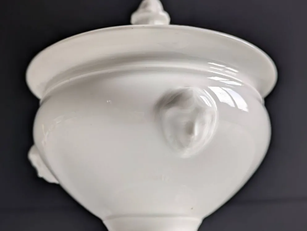 Confiturier à porcelaine blanche à pâtes de lions et mascarons.XIX e