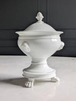 Confiturier à porcelaine blanche à pâtes de lions et mascarons.XIX e