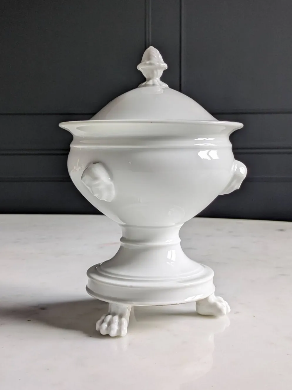 Confiturier à porcelaine blanche à pâtes de lions et mascarons.XIX e