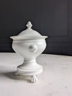 Confiturier à porcelaine blanche à pâtes de lions et mascarons.XIX e
