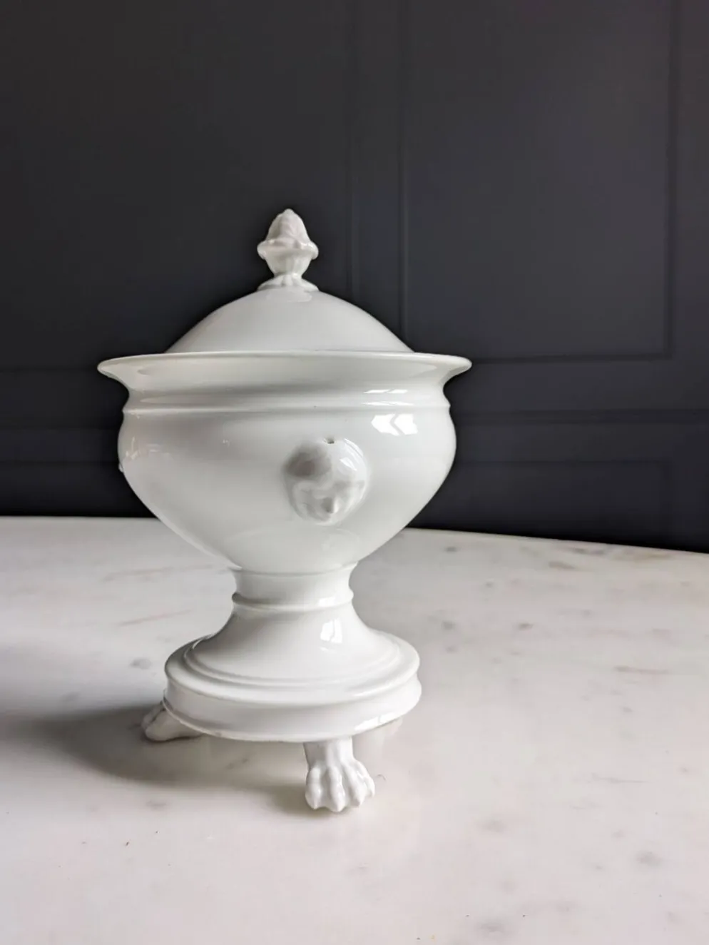 Confiturier à porcelaine blanche à pâtes de lions et mascarons.XIX e