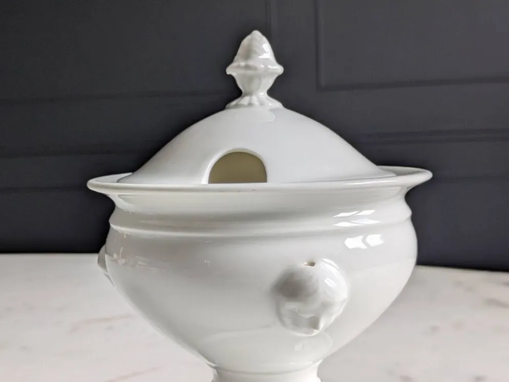 Confiturier à porcelaine blanche à pâtes de lions et mascarons.XIX e