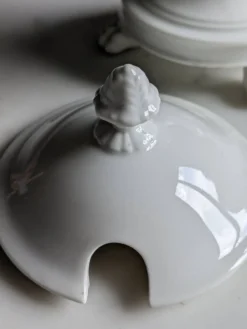 Confiturier à porcelaine blanche à pâtes de lions et mascarons.XIX e