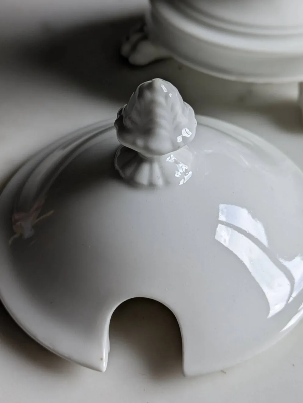 Confiturier à porcelaine blanche à pâtes de lions et mascarons.XIX e