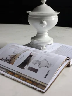 Confiturier à porcelaine blanche à pâtes de lions et mascarons.XIX e