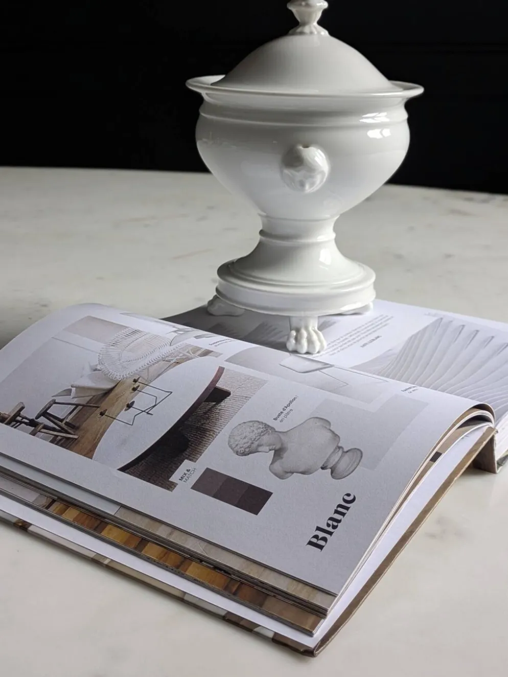 Confiturier à porcelaine blanche à pâtes de lions et mascarons.XIX e