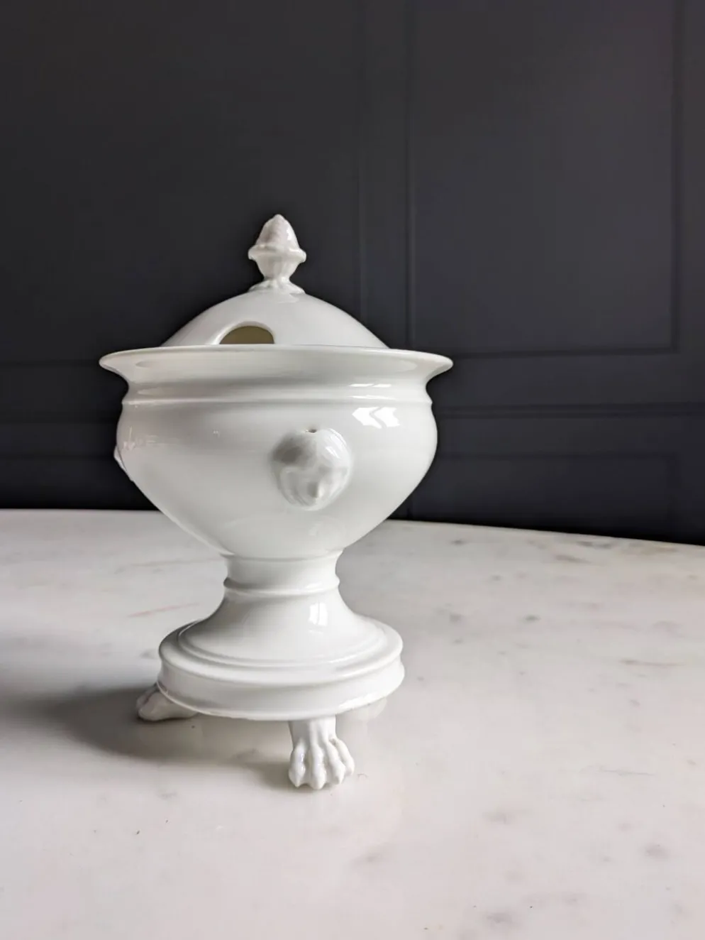 Confiturier à porcelaine blanche à pâtes de lions et mascarons.XIX e
