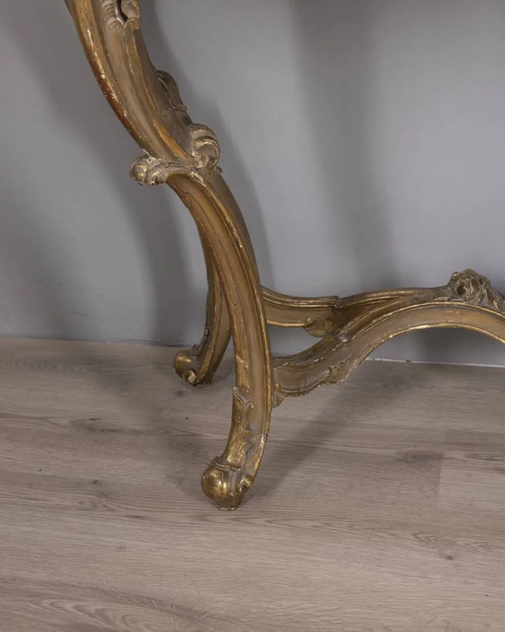 Console antique classique en bois décorée avec un miroir de la fin du 19e siècle.