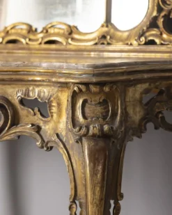 Console antique classique en bois décorée avec un miroir de la fin du 19e siècle.