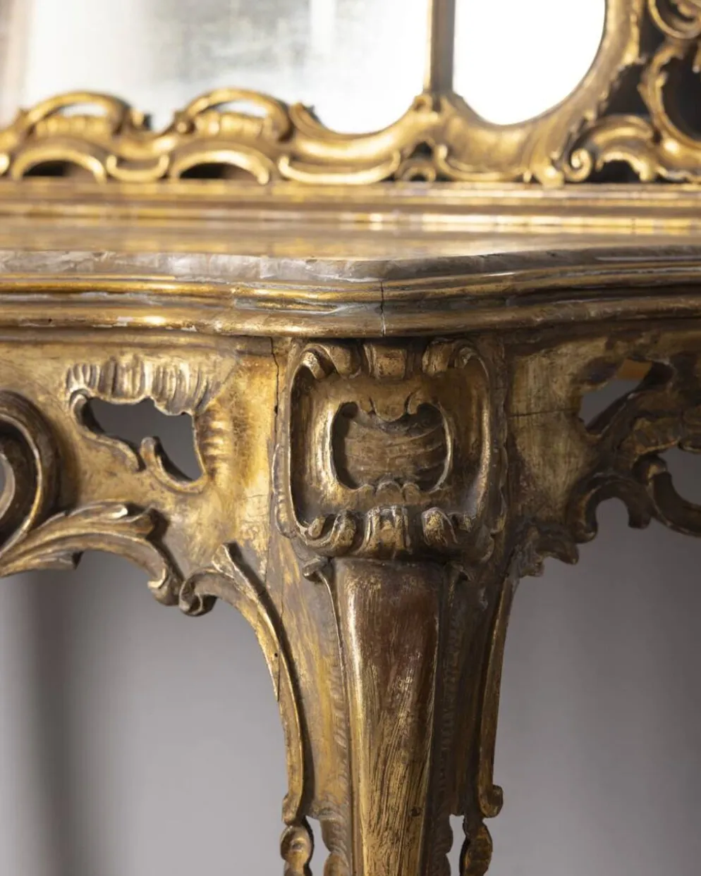 Console antique classique en bois décorée avec un miroir de la fin du 19e siècle.