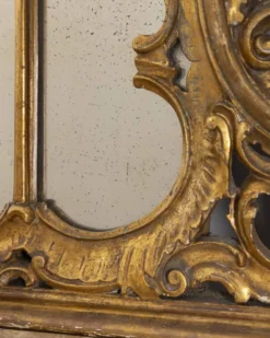 Console antique classique en bois décorée avec un miroir de la fin du 19e siècle.
