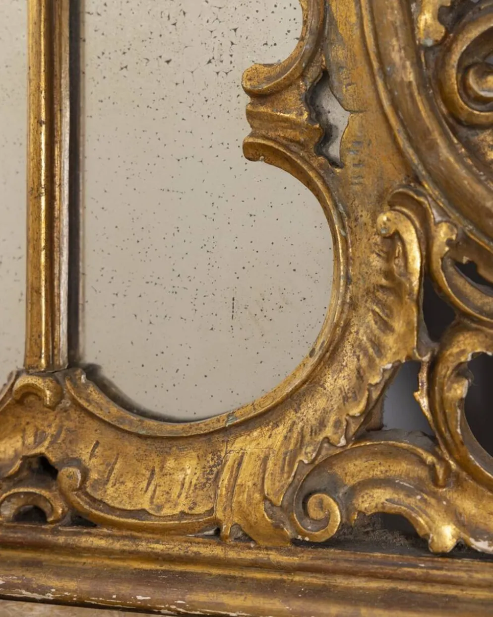 Console antique classique en bois décorée avec un miroir de la fin du 19e siècle.