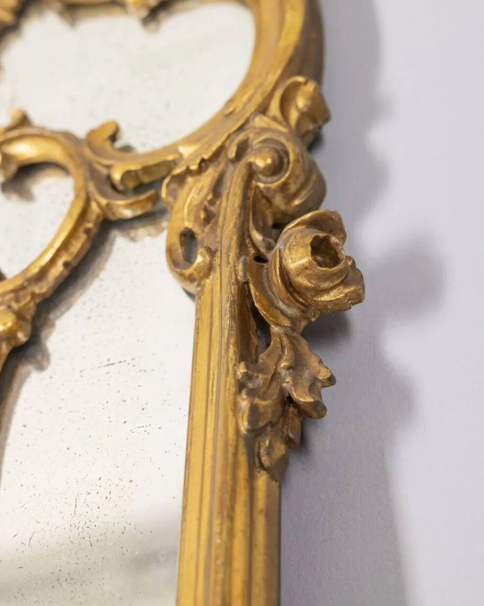 Console antique classique en bois décorée avec un miroir de la fin du 19e siècle.