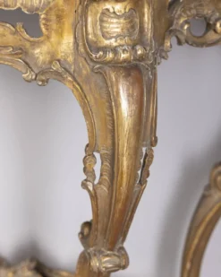 Console antique classique en bois décorée avec un miroir de la fin du 19e siècle.