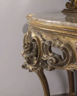 Console antique classique en bois décorée avec un miroir de la fin du 19e siècle.