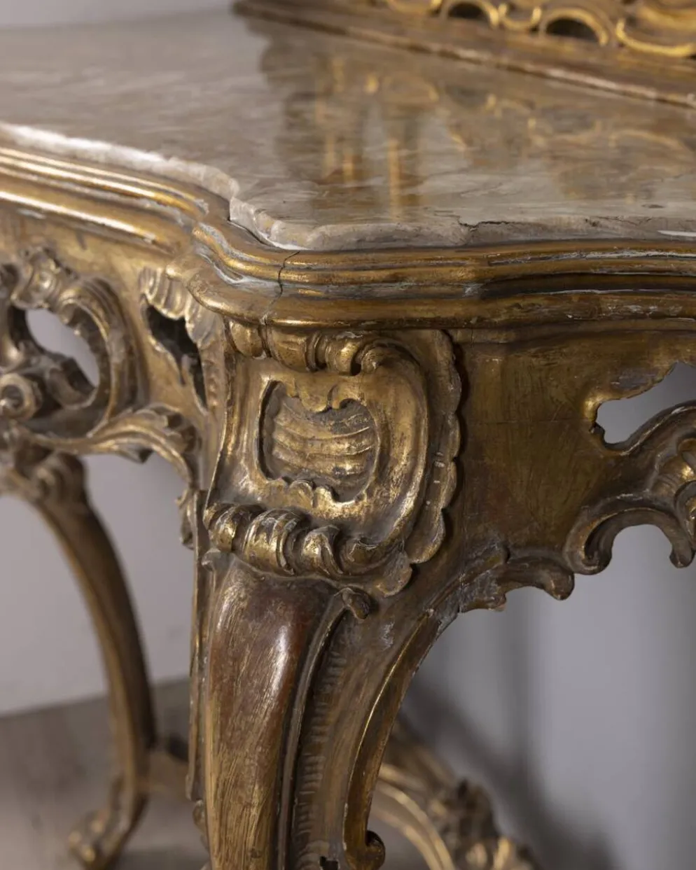 Console antique classique en bois décorée avec un miroir de la fin du 19e siècle.