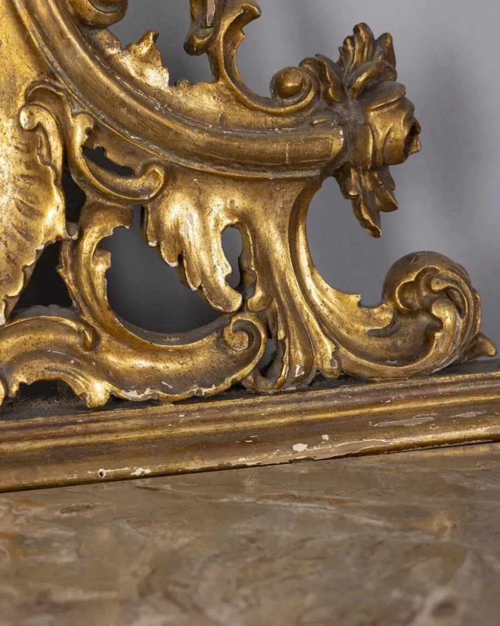 Console antique classique en bois décorée avec un miroir de la fin du 19e siècle.