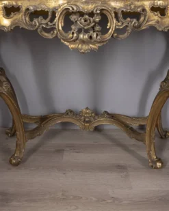 Console antique classique en bois décorée avec un miroir de la fin du 19e siècle.