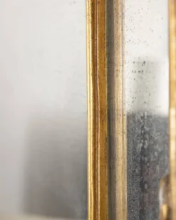 Console antique classique en bois décorée avec un miroir de la fin du 19e siècle.